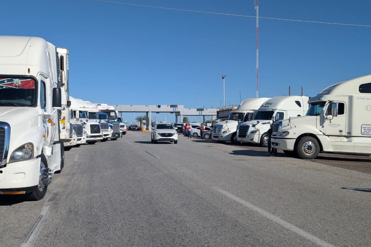 Transportistas de Sonora bloquean la caseta 152 de Hermosillo contra el recorte de estímulos fiscales y las extorsiones