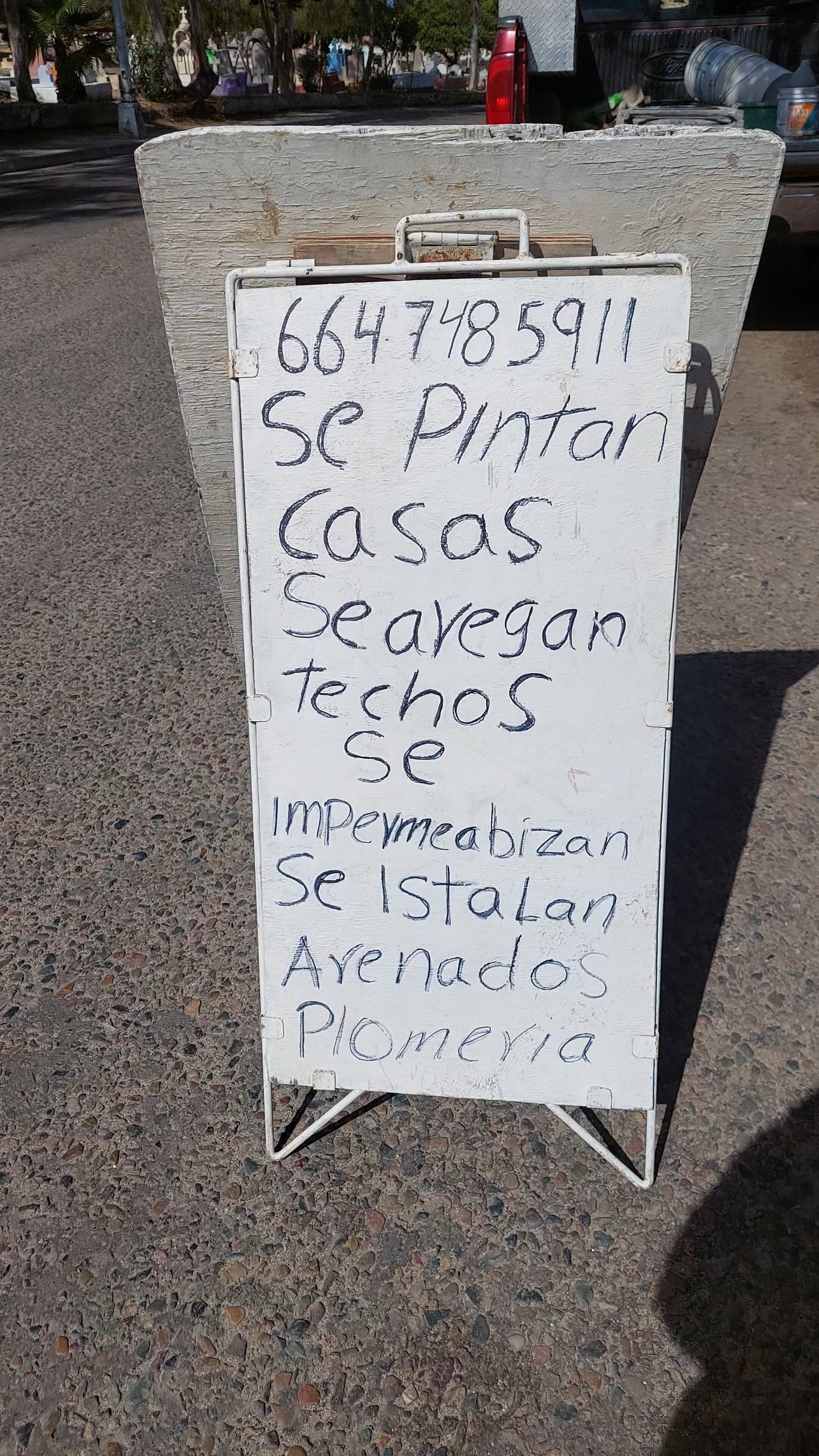 Benjamín Delgado, de 53 años, ofrece servicios de albañilería y plomería en la colonia Herrera ante la inestabilidad laboral que enfrenta en el sector. Foto: Khennia Reyes