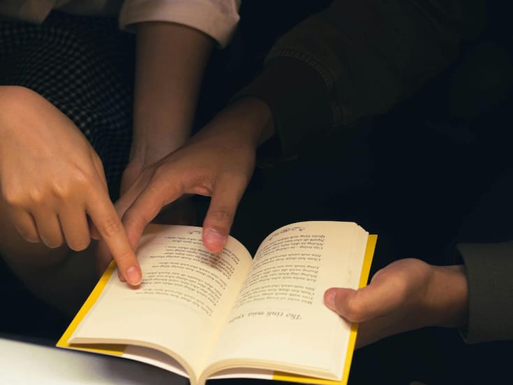 Talibán elimina libros escritos por mujeres y prohíbe enseñanza de derechos humanos en universidades de Afganistán