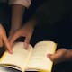 Talibán elimina libros escritos por mujeres y prohíbe enseñanza de derechos humanos en universidades de Afganistán