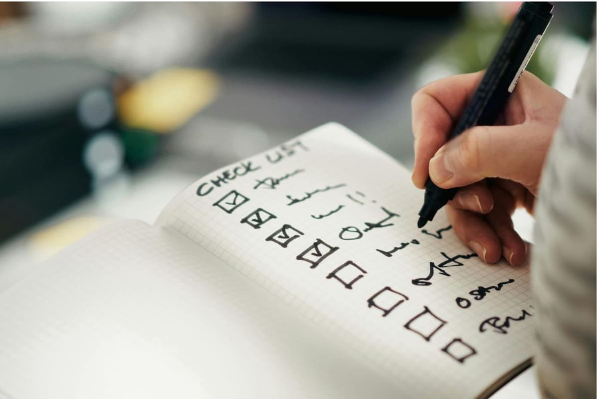 Si todavía escribes la lista del supermercado en papel, psicólogos explican qué puede reflejar este hábito sobre algunos rasgos de tu personalidad