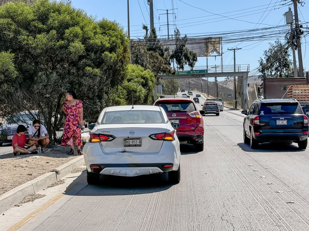De acuerdo con información preliminar, un vehículo que circulaba por la zona habría frenado repentinamente y posteriormente se retiró del lugar. Foto: Cortesía / Border Zoom