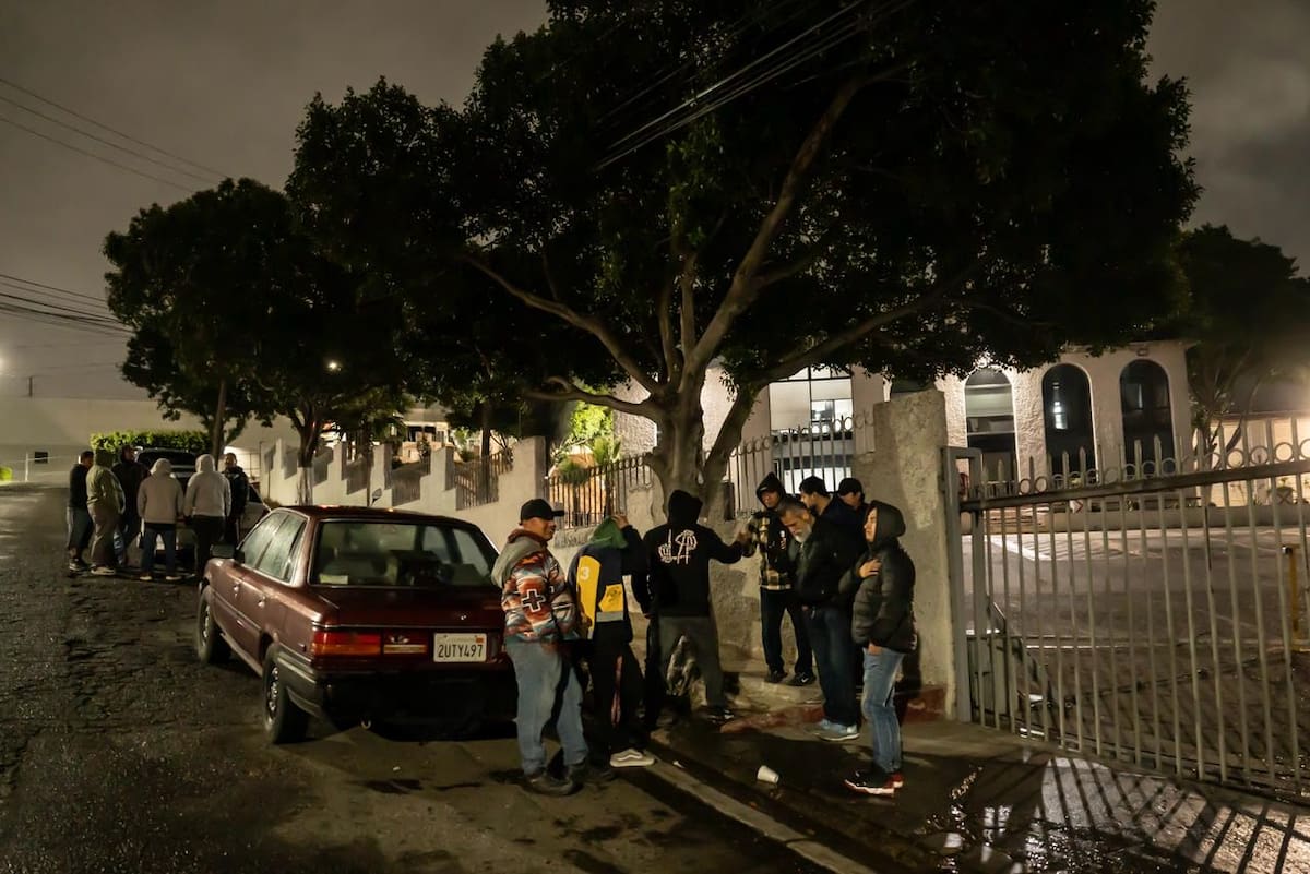 Más de 200 empleados afectados mantienen guardias en el Parque Industrial Pacífico por temor a que retiren maquinaria sin cubrir pagos pendientes. Foto: Border Zoom