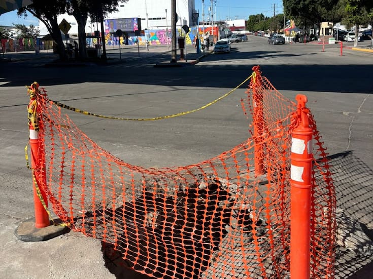 Persistente socavón frente a garita El Chaparral preocupa a comerciantes y peatones