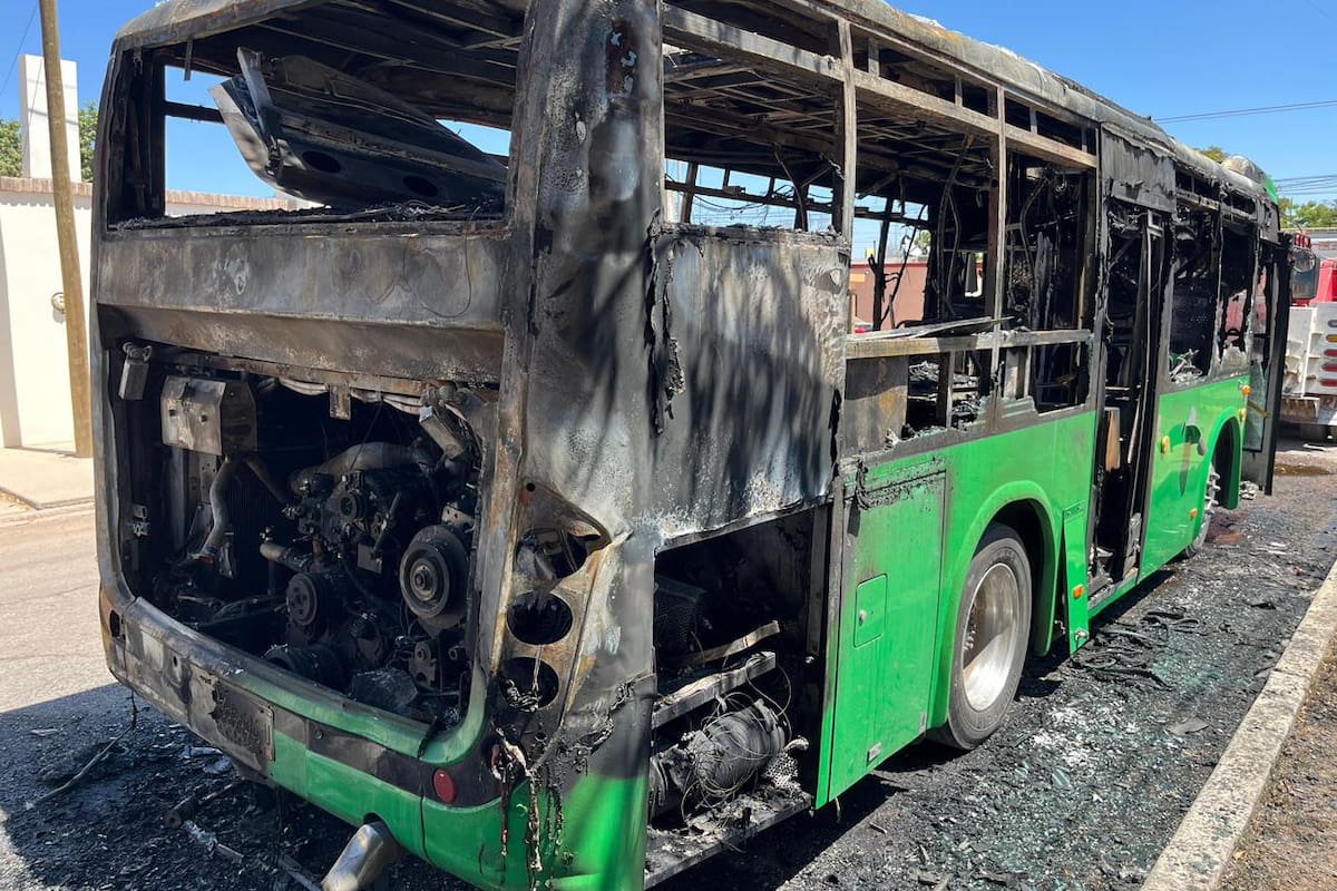 Unidad nueva del transporte urbano de Cajeme queda calcinada al incendiarse; tenía poco de haber sido adquirida por el municipio