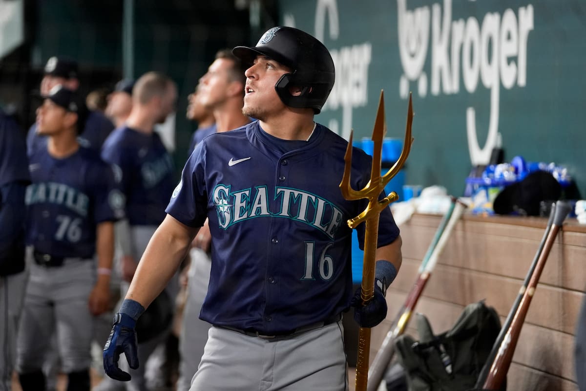 El sonorense Luis Urías de los Marineros de Seattle camino al dugout con el tridente para celebrar su jonrón de dos carreras en la quinta entrada ante los Rangers de Texas el jueves 25 de abril del 2024. (AP Foto/Tony Gutierrez)