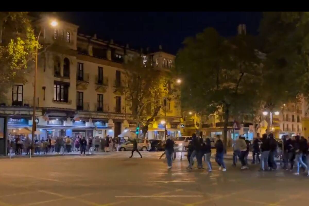 ¡Hasta en Europa! Se arma fuerte pelea campal entre fanáticos de West Ham y Frankfurt (VIDEOS)