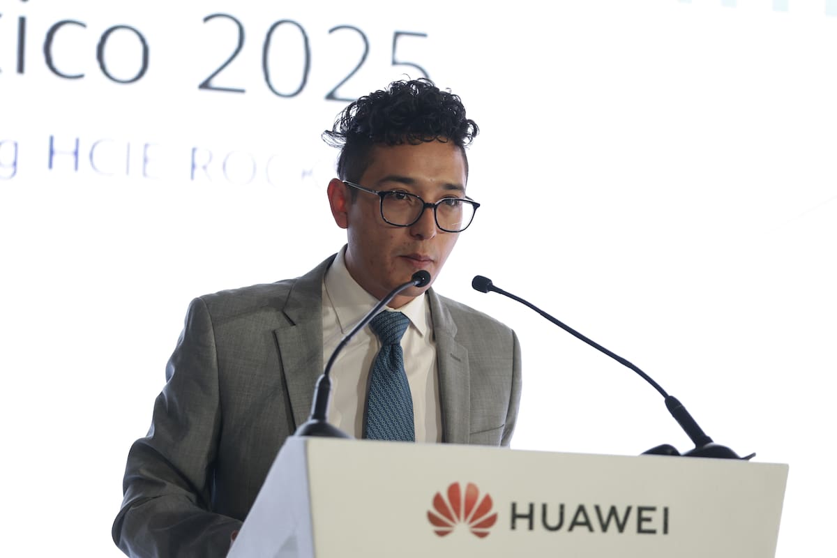 (251128) CIUDAD DE MEXICO, 28 noviembre, 2025 (Xinhua) Imagen del 27 de noviembre de 2025 del titular de la Unidad de Servicio Nacional de Empleo de la Secretaría del Trabajo y Previsión Social del Gobierno de México, Claudio Frausto, hablando durante el "Huawei Talent Summit Mexico 2025", en la Ciudad de México, capital de México. (Xinhua/Francisco Cañedo) (fc) (jg) (da) (ce)