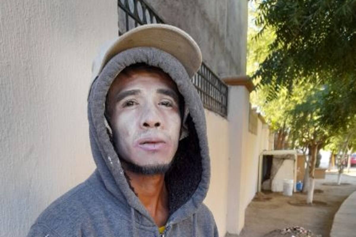 Vecinos "adoptan" a joven migrante que vive en área verde
