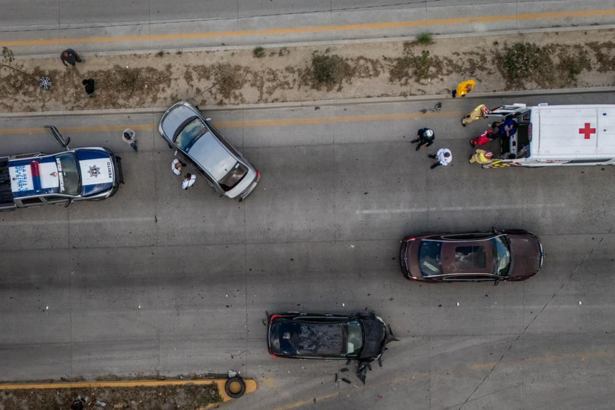 Accidente múltiple en avenida Internacional involucra a patrulla de Tránsito en Tijuana; unidad iba en camino a otro accidente