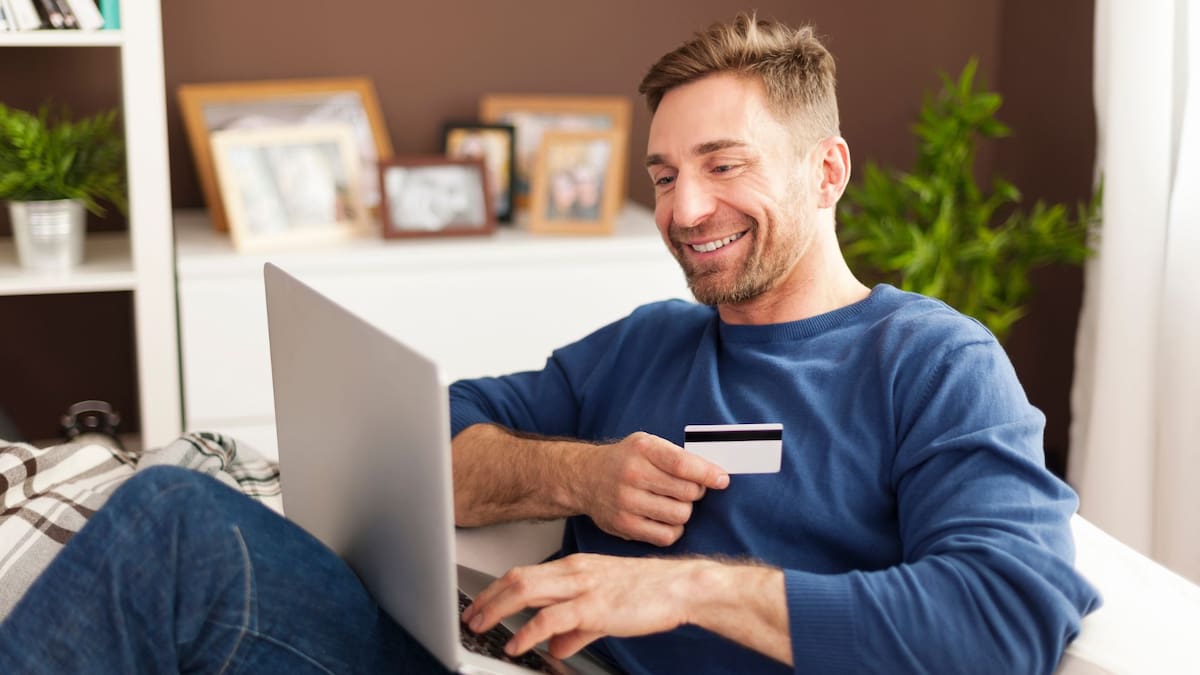 Los créditos en línea ya superan a los tradicionales en México con una preferencia del 70%, impulsados por préstamos promedio de 8,000 pesos y el auge de las compras digitales según datos de la AMVO