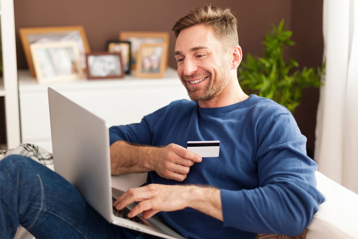 Los créditos en línea ya superan a los tradicionales en México con una preferencia del 70%, impulsados por préstamos promedio de 8,000 pesos y el auge de las compras digitales según datos de la AMVO