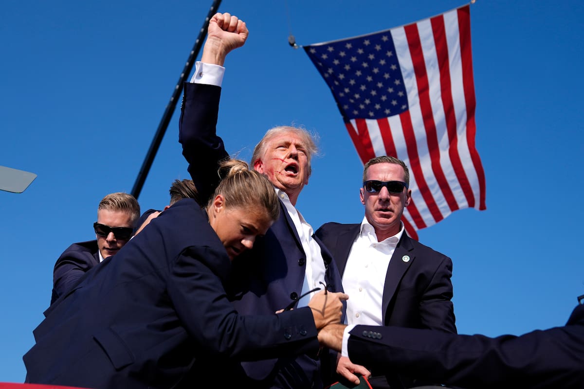 El expresidente y virtual candidato presidencial republicano Donald Trump es rodeado por agentes del Servicio Secreto de EEUU en un mitin de campaña en Butler, Pensilvania, el sábado 13 de julio de 2024 tras un intento de asesinato con arma de fuego que le impactó en la oreja. | Crédito: AP Foto/Evan Vucci