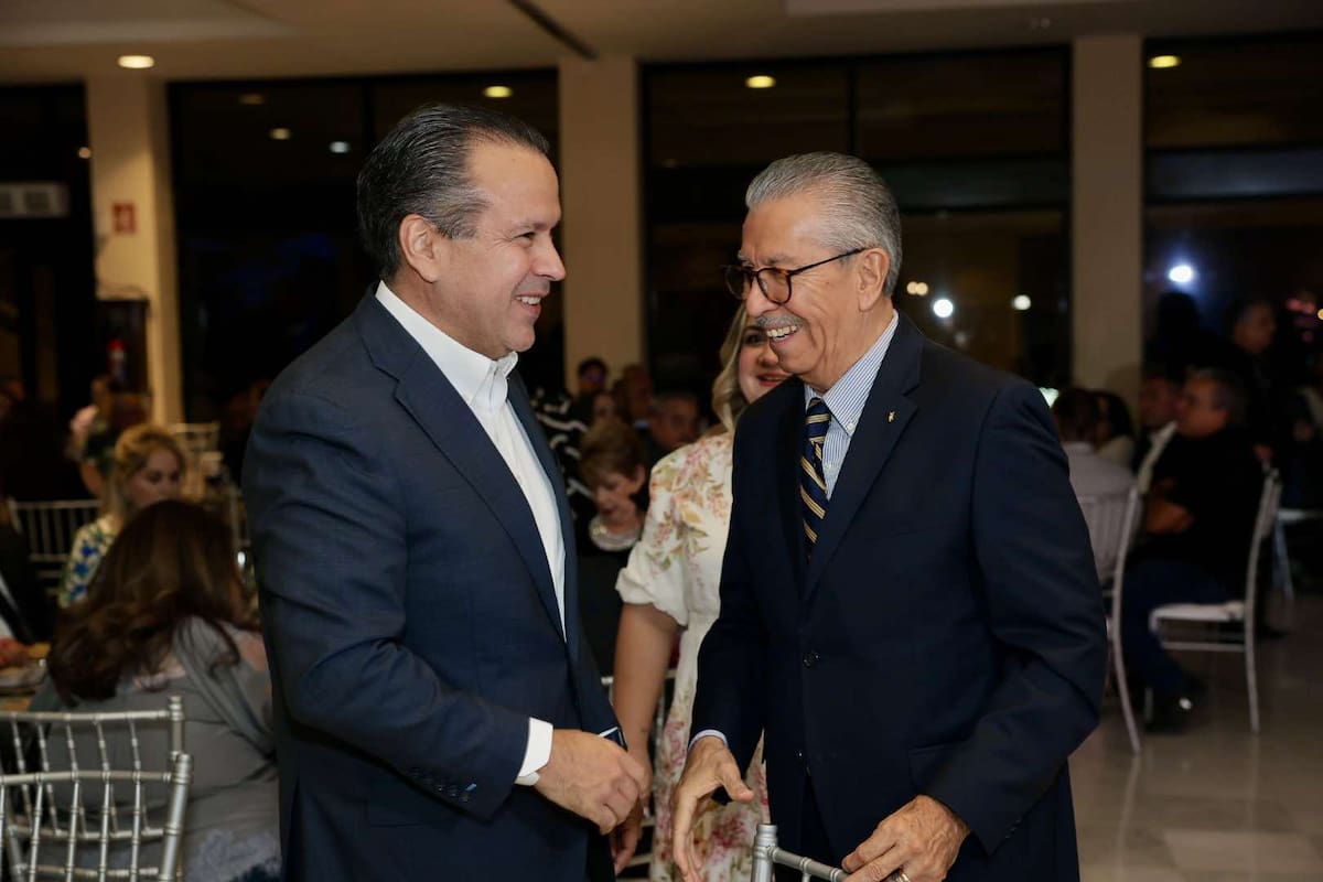 El alcalde Antonio Astiazarán saluda a Pedro Ortega Romero, presidente de la Fundación Educativa y Cultural Don José S. Healy.