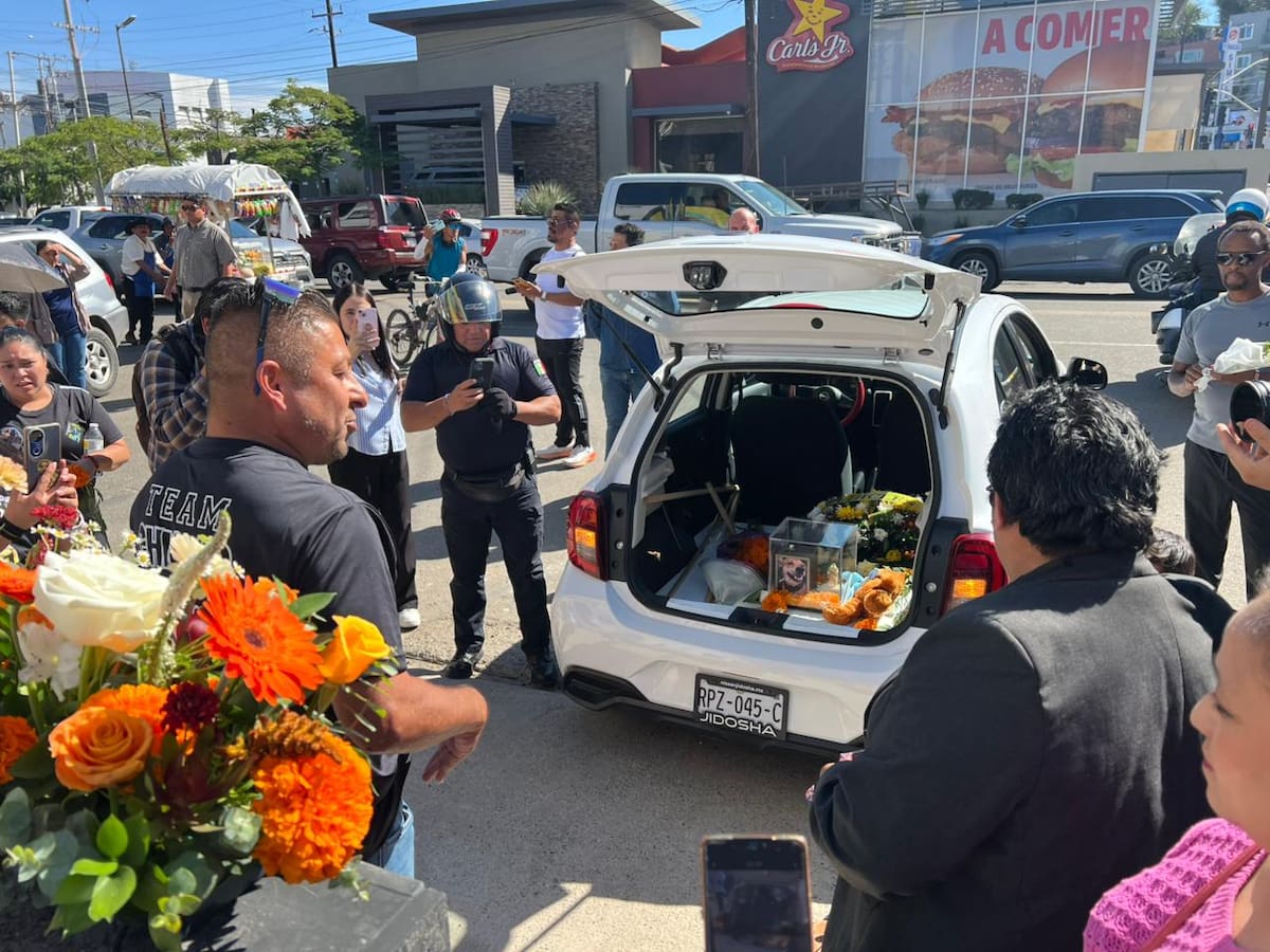 corredores, vecinos y su dueño, Héctor Hernández Salazar, realizaron una vuelta al circuito en honor a Chicles y se develó un mural dedicado al canino en contra esquina de la Avenida Revolución. Foto: Leonardo González y Carlos Cruz