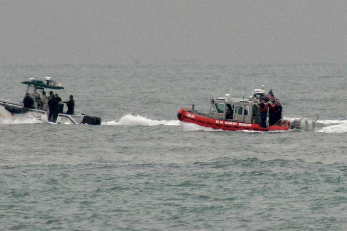 Guardia Costera de EU rescata a 8 niños migrantes abandonados en balsa