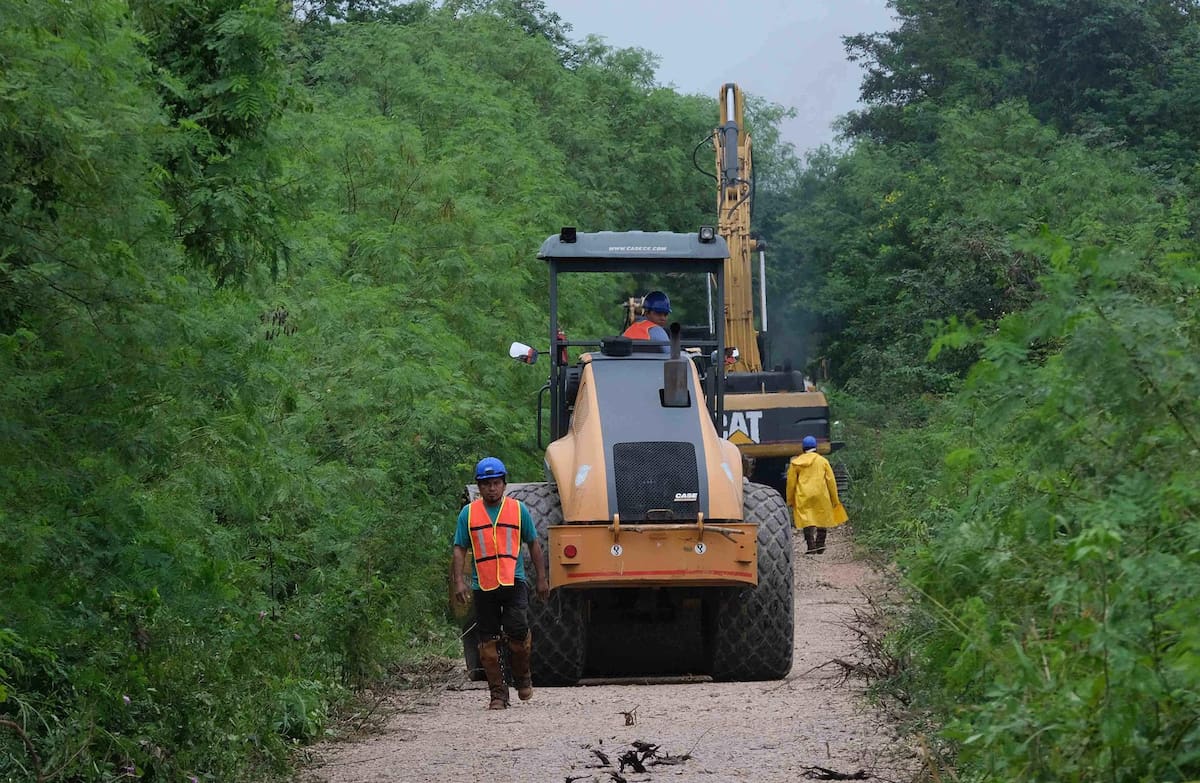 Operarios trabajan en la construcción del Tren Maya en el municipio de Maxcanú, en el estado de Yucatán (México). Imagen de archivo. EFE/ Cuauhtémoc Moreno