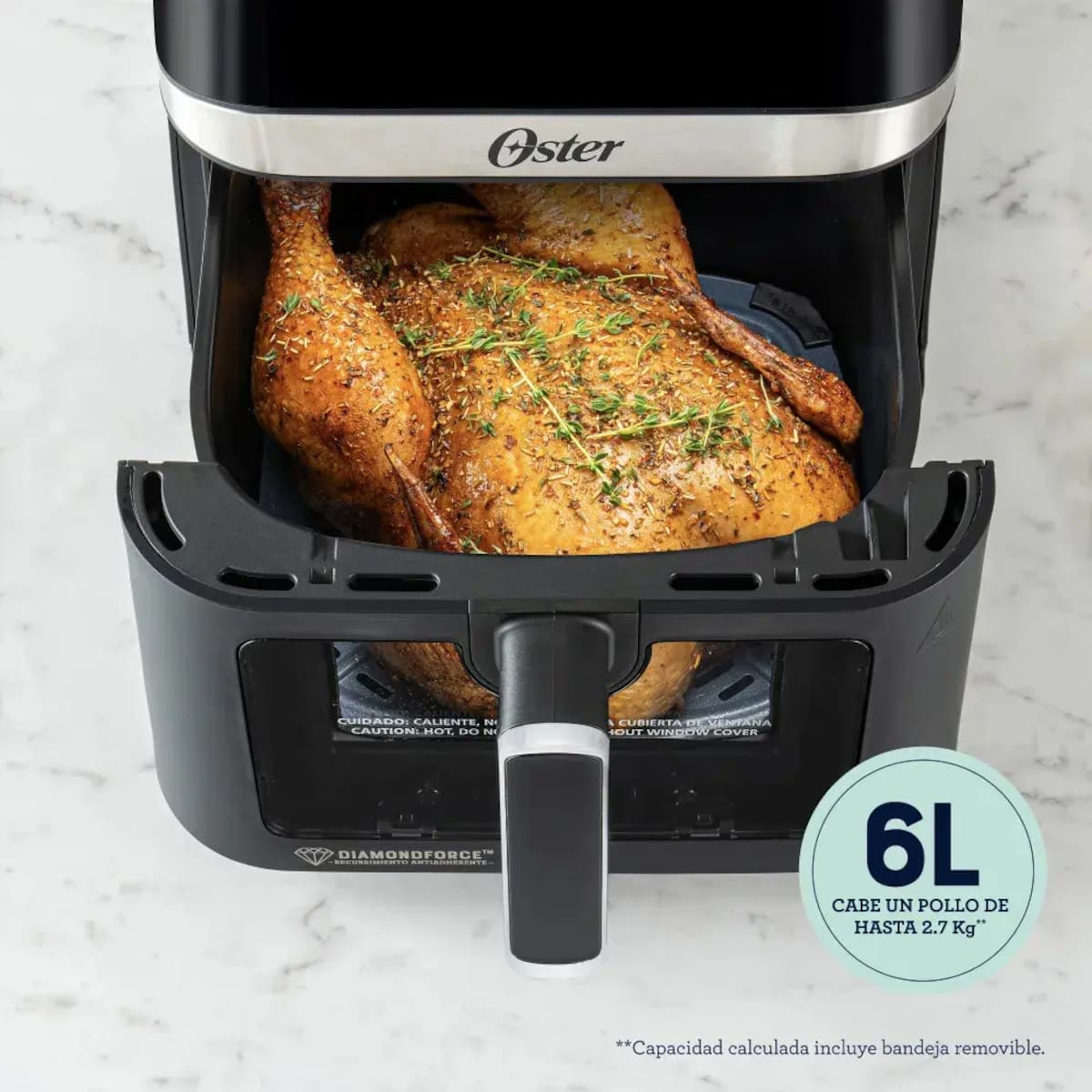 La capacidad de la freidora Oster permite cocinar un pollo de hasta 2.7 kilogramos. | Foto: Mercado Libre