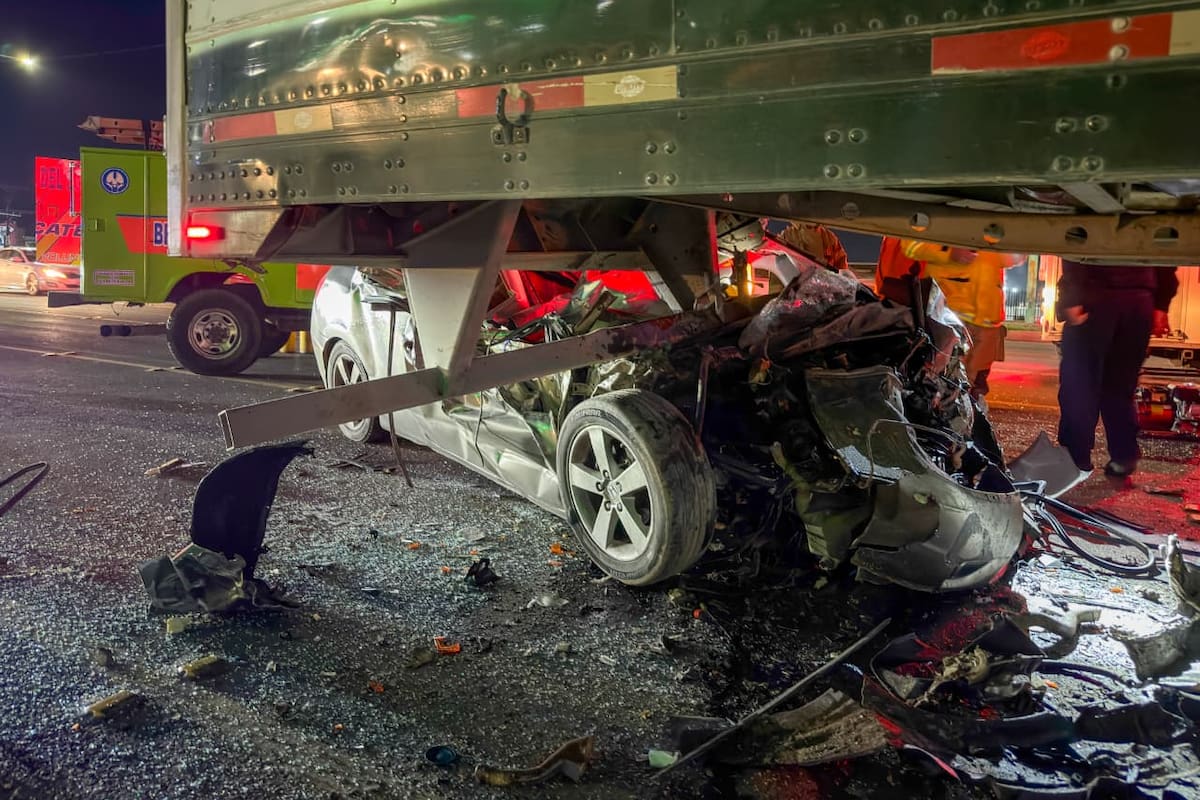 Joven queda grave tras chocar contra tractocamión en Lázaro Cárdenas