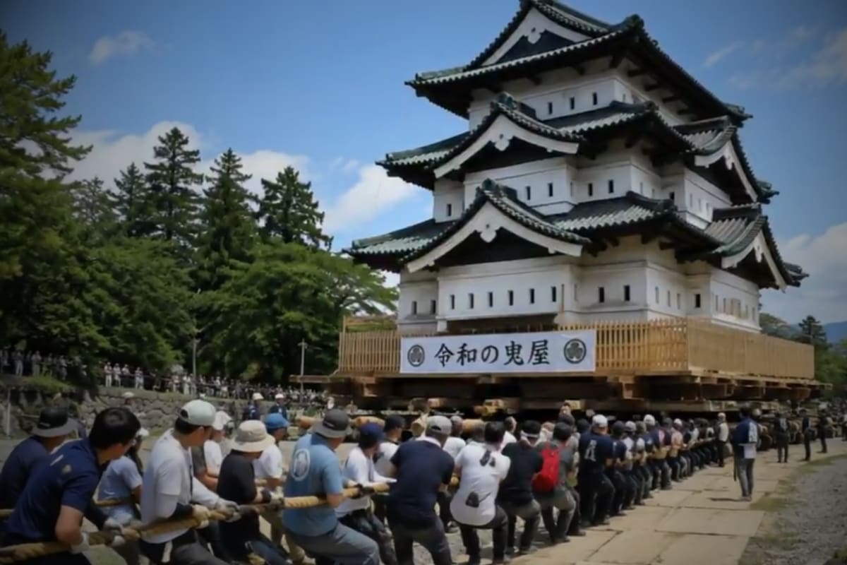 1,800 personas movieron a pie un castillo de 400 toneladas en Japón