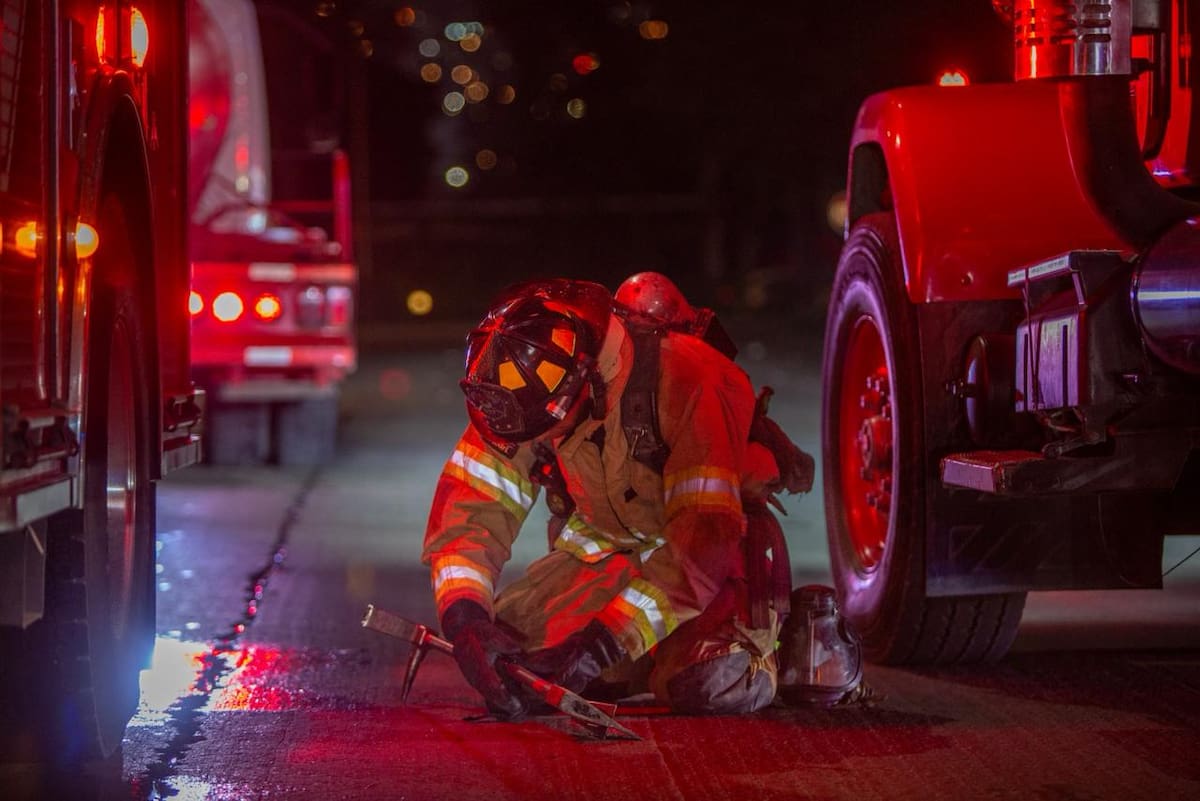 Elementos del Cuerpo de Bomberos sofocaron un incendio que se concentró en la puerta principal del bar Cavally, sin que se reportaran personas lesionadas. Foto: Border Zoom