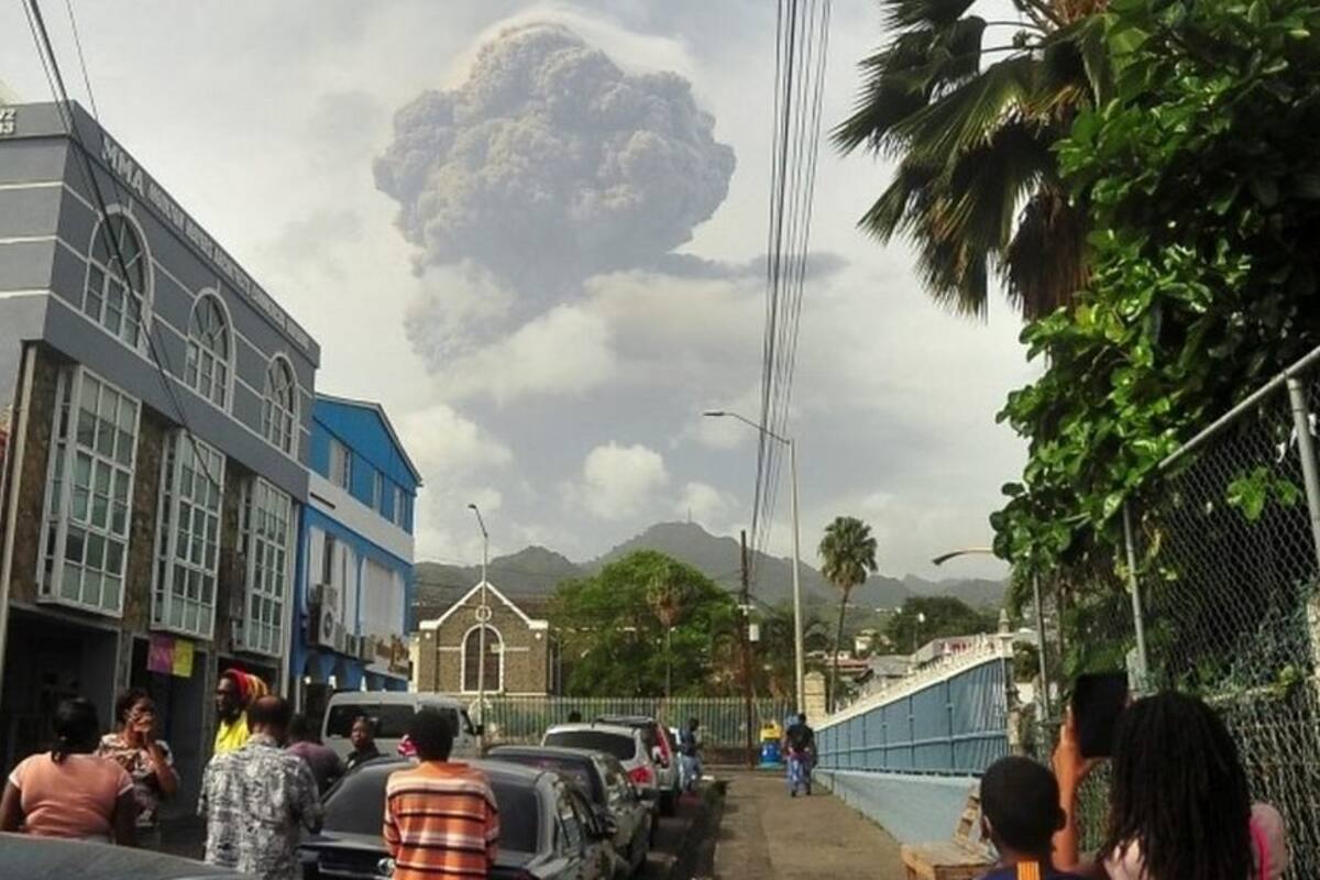 Erupción del volcán La Soufriere: "Tenemos más ceniza que agua", el primer ministro de San Vicente le relata a BBC Mundo la desesperación en la isla caribeña