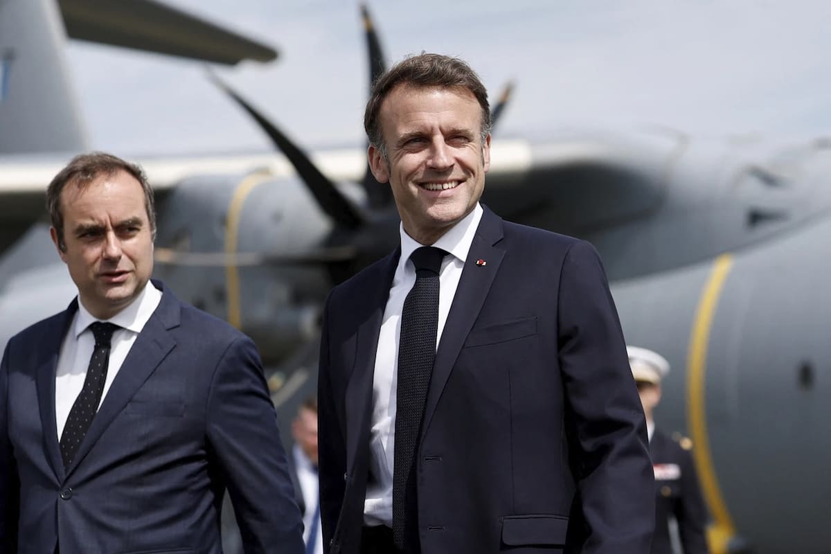 El nuevo primer ministro francés, Sébastien Lecornu (izquierda), recibe al presidente Emmanuel Macron en el 55.º Salón Aeronáutico Internacional de París, en el aeropuerto de Le Bourget, cerca de París, el 20 de junio de 2025. | Crédito: Benoit Tessier/AP