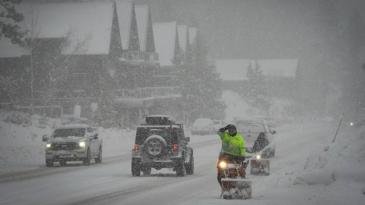 Intensa tormenta de nieve azota a California provoca cierre de la interestatal y el Parque Nacional Yosemite; alertan por riesgos de avalancha en la Sierra central
