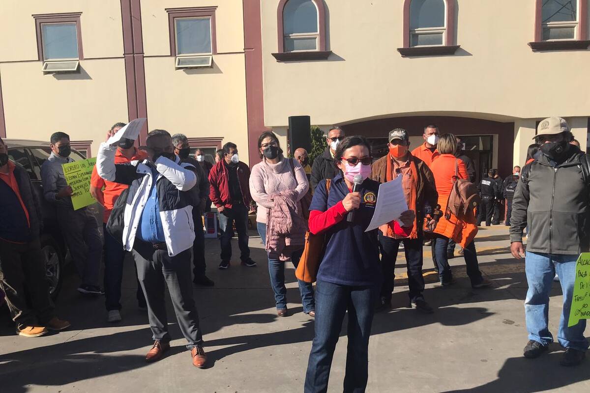 Protestan burócratas afuera del Palacio Municipal de Rosarito