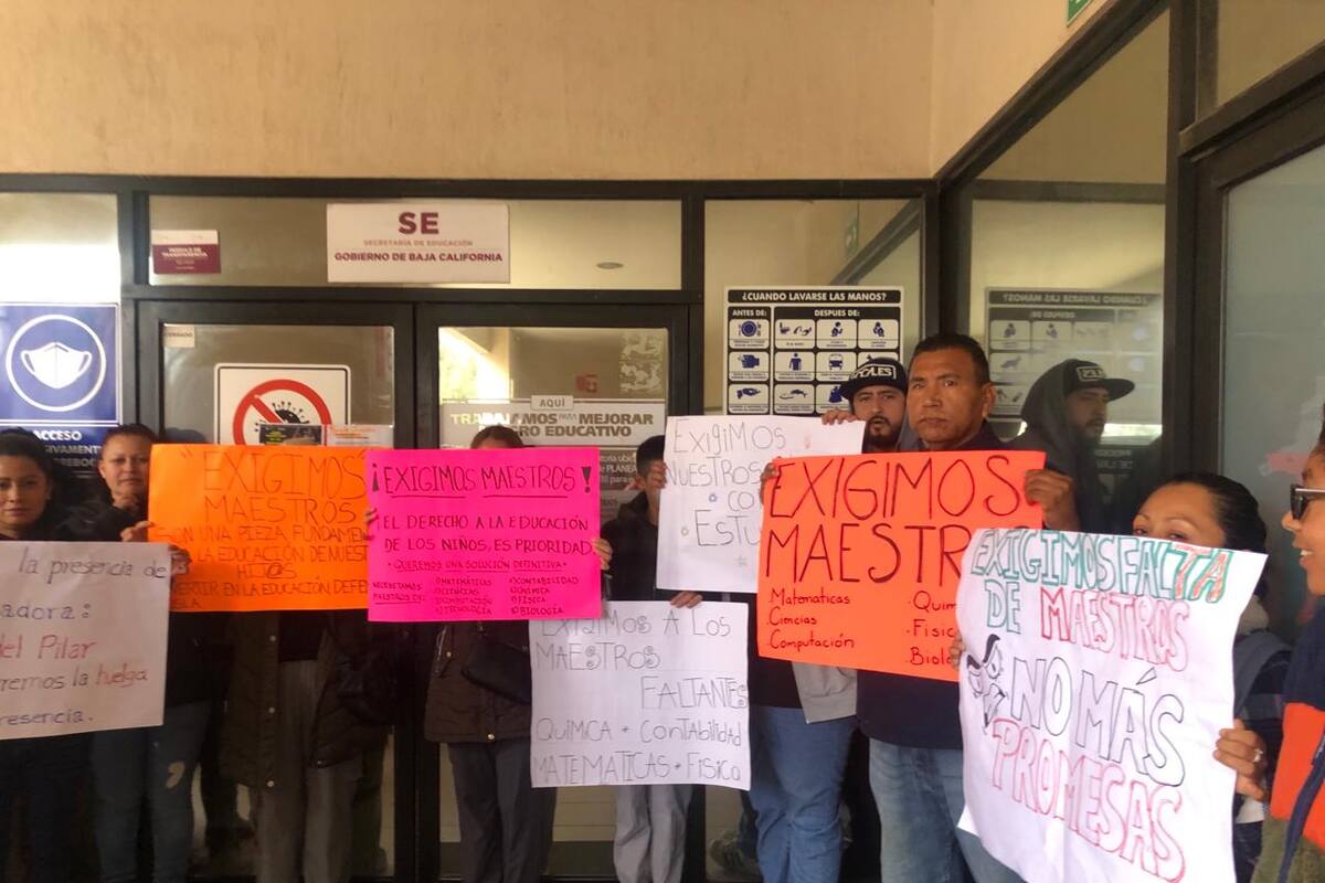 Padres toman escuela y Secretaría de Educación Estatal de Rosarito