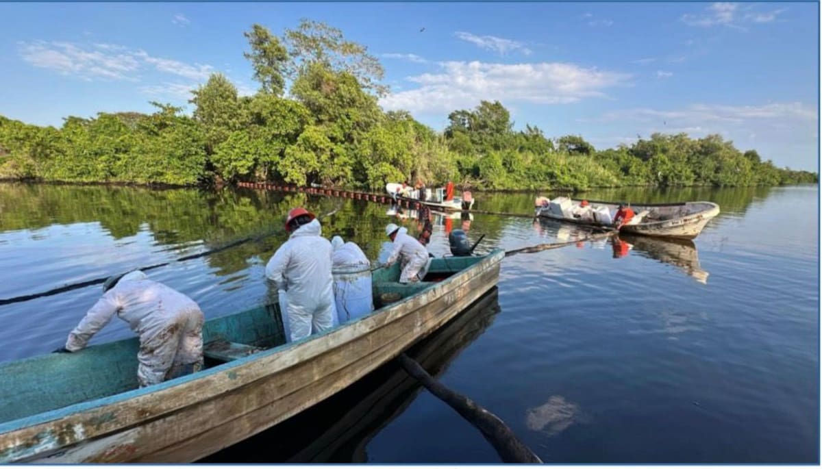 Autoridades federales señalaron que el derrame tendría tres posibles fuentes. | Foto: Pemex