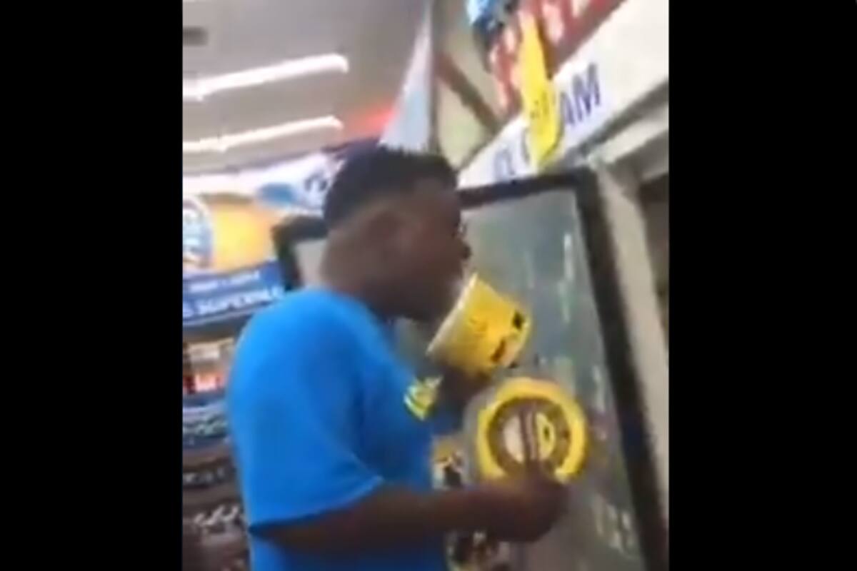 Otro hombre lame helado y lo regresa al refrigerador