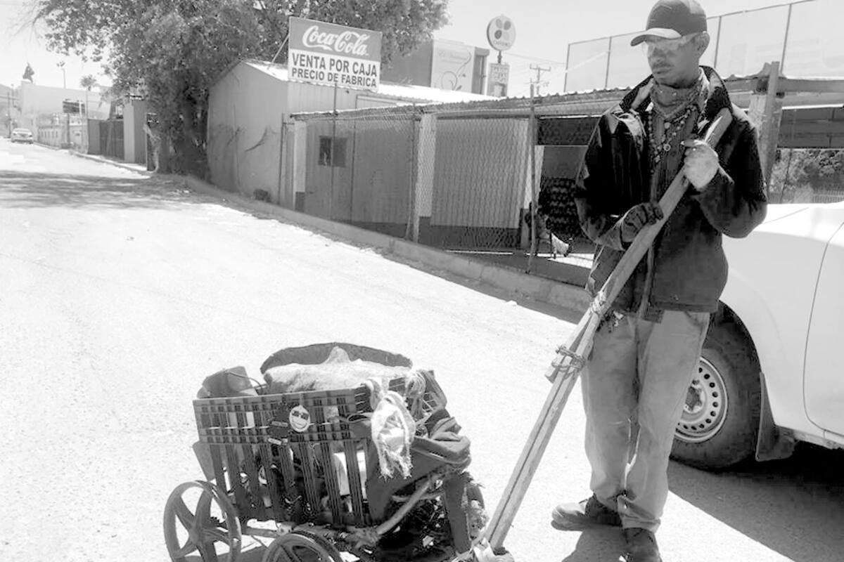 Daniel construye su propia carretilla para recolectar materiales