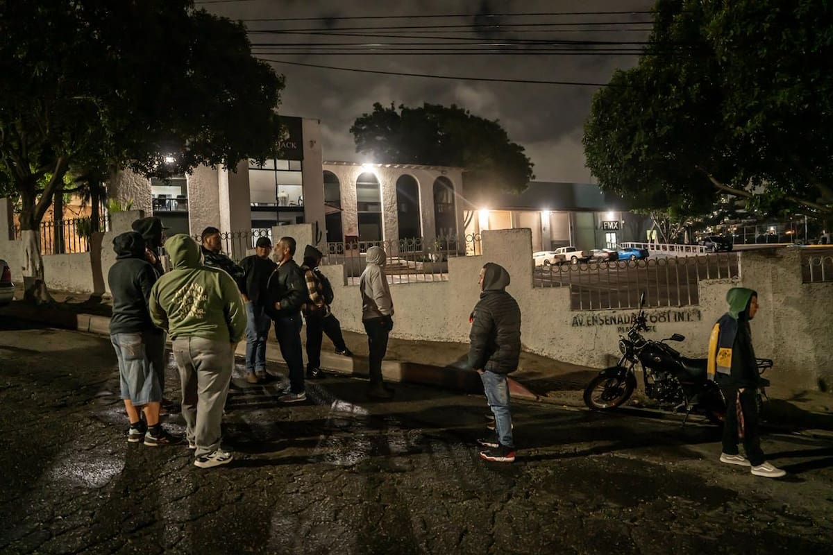 Extrabajadores de FMX vigilan fábrica tras cierre repentino y reclaman liquidaciones