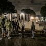 Extrabajadores de FMX vigilan fábrica tras cierre repentino y reclaman liquidaciones