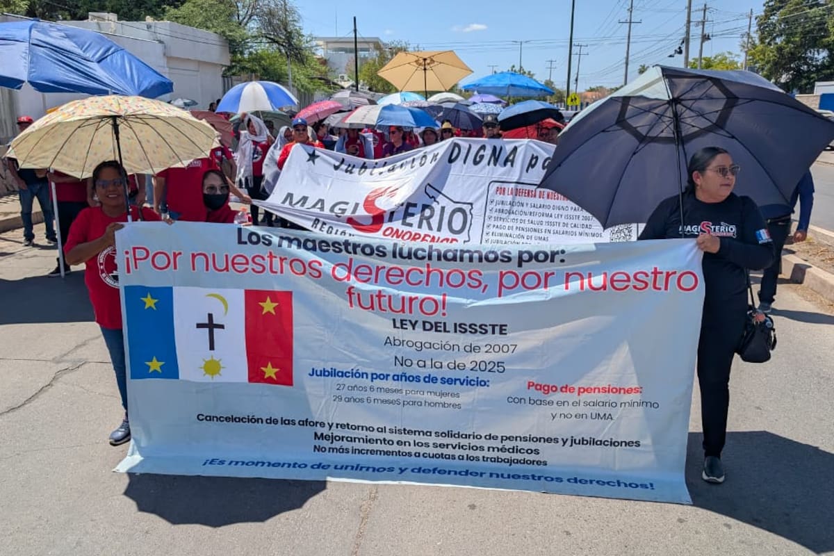 Más de 200 docentes federalizados marchan en Hermosillo para exigir al SNTE 28 que apoye la supresión de la Ley del Issste 2007