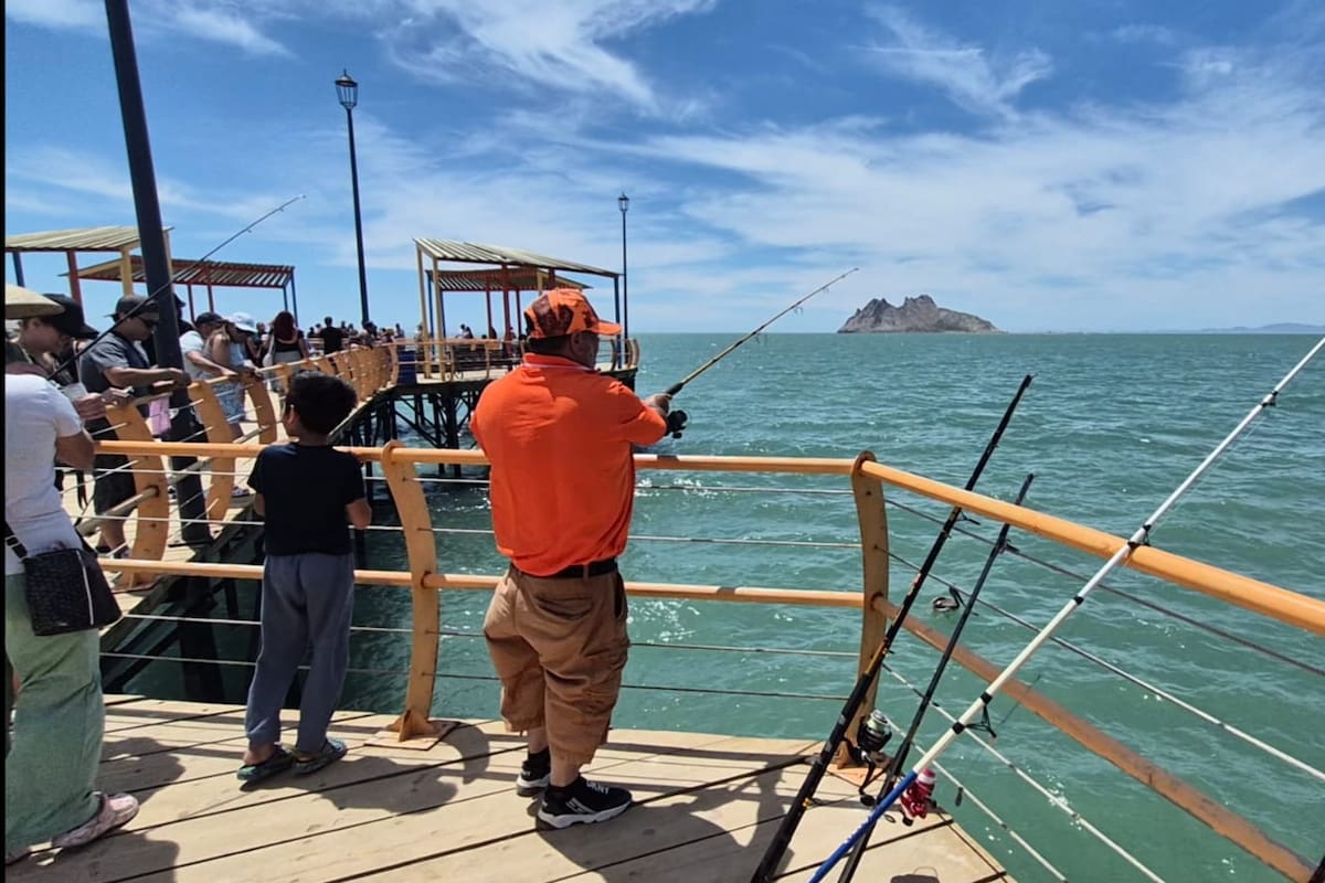 De hobby a negocio en Bahía de Kino: Fermín Vera renta cañas desde 50 pesos la hora para acercar la pesca a turistas y familias