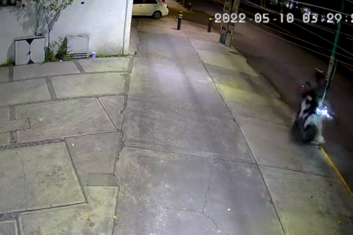 Muere motociclista al chocar contra un poste en la CDMX