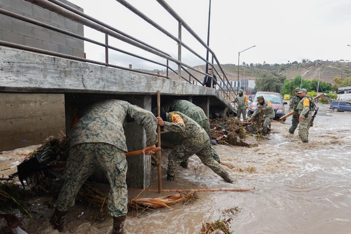 Elementos del Ejército Mexicano acudieron a la colonia La Morita Primera Sección para apoyar a los residentes y retirar basura y desechos acumulados. Foro: Cortesía / Border Zoom