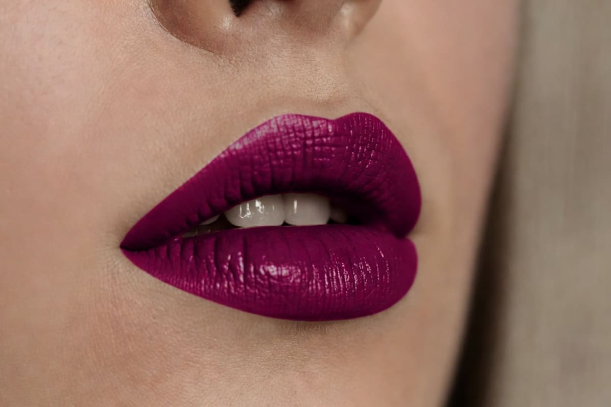 Labios en tono ciruela: ideales para otoño e invierno