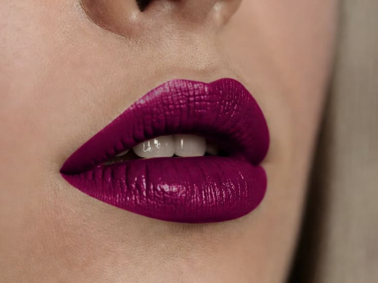 Labios en tono ciruela: ideales para otoño e invierno