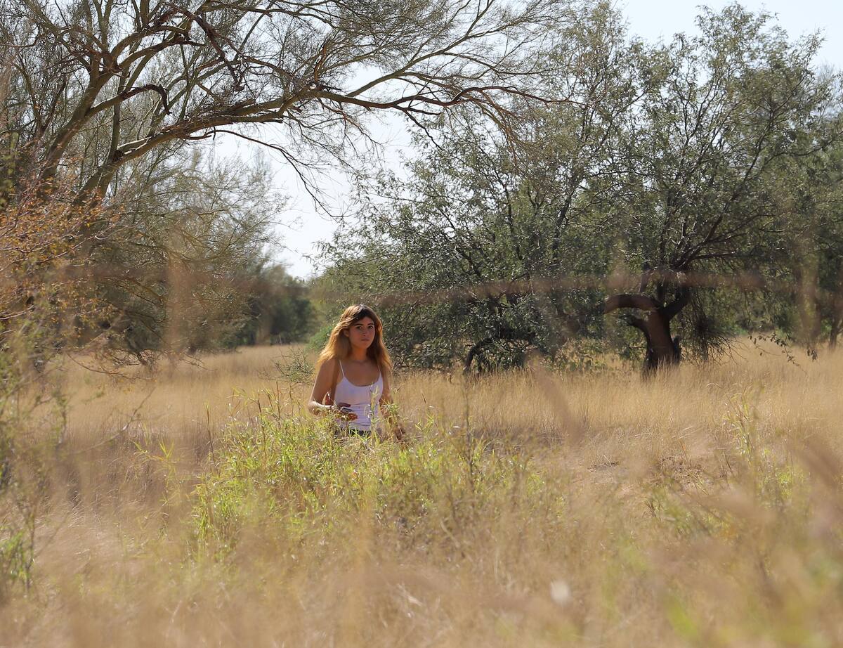 Entre maleza y árboles camina Alexandra Félix para llegar a la Humberto Gutiérrez, ya que no hay camiones que entren a la colonia.
