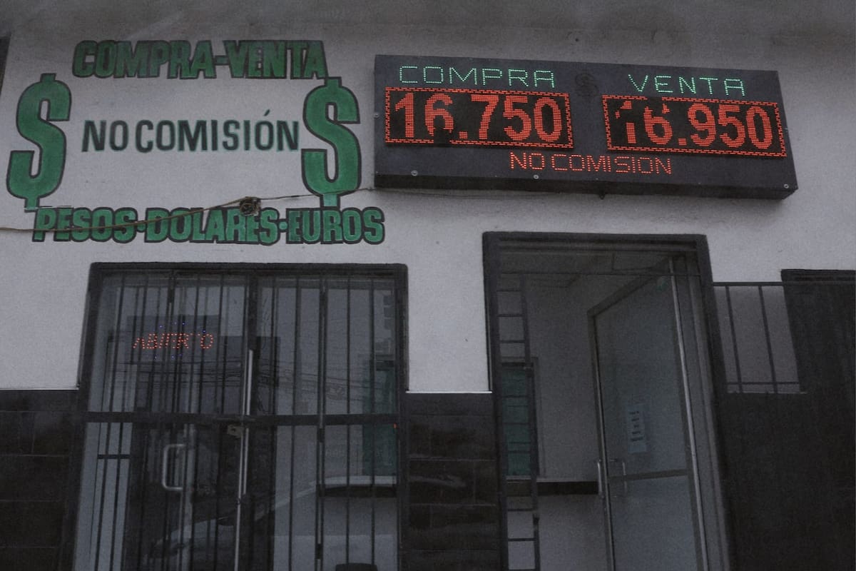 Tipo de cambio en casas de cambio de Tijuana ronda los 16.98 pesos. Foto: Sergio Ortiz