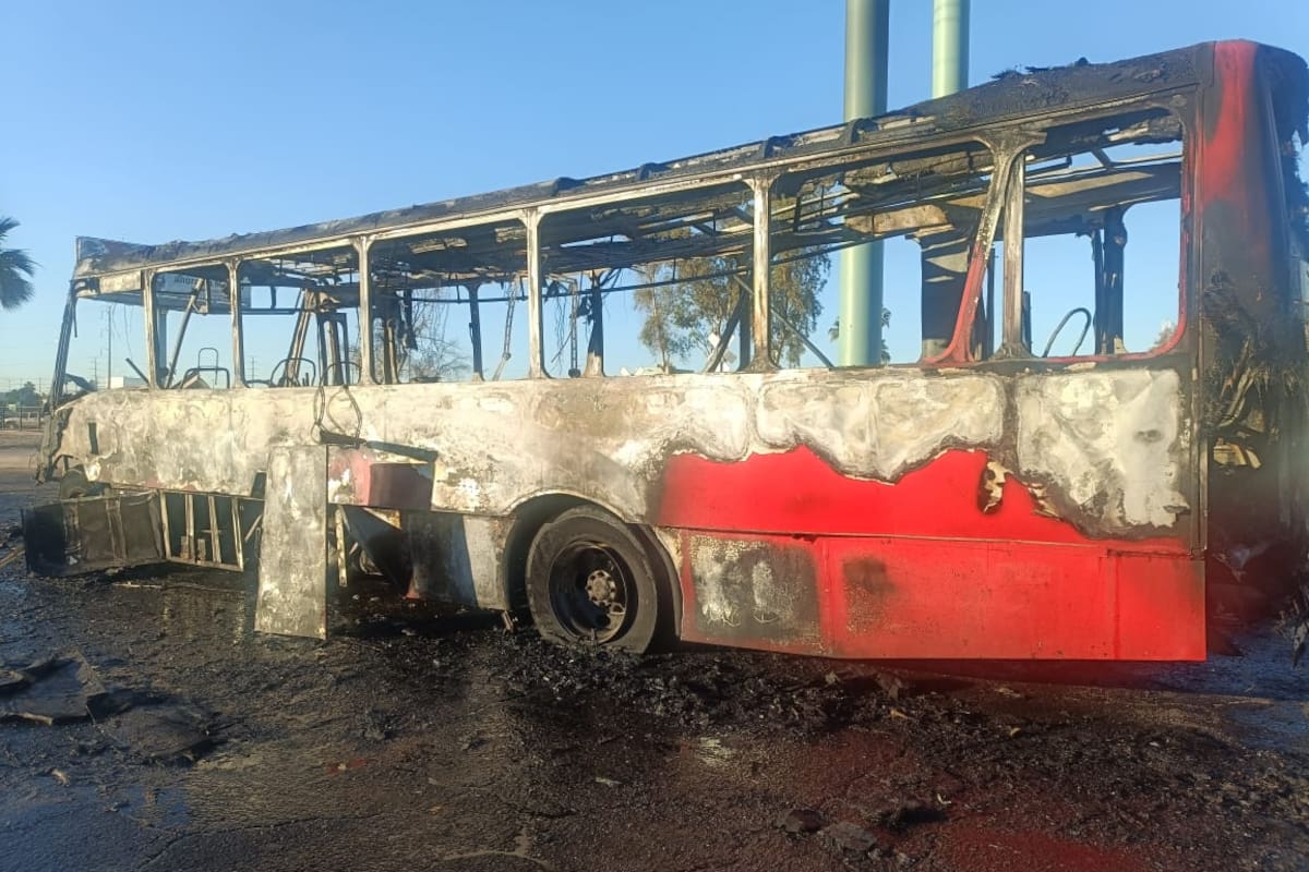 Se incendia autobús en carretera a San Luis; pasajeros resultan ilesos