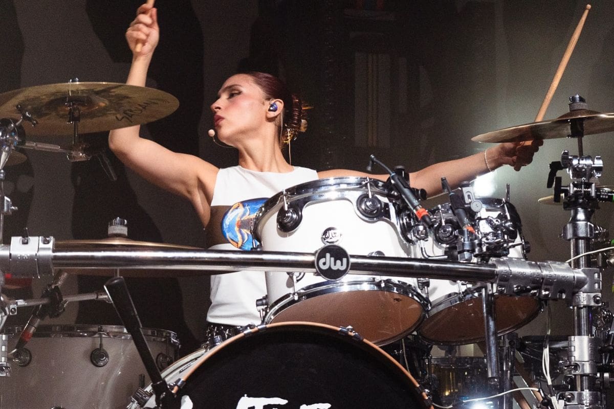La mexicana Paulina Villarreal, de la banda “The Warning”, es elegida como Mejor Baterista de Rock 2025