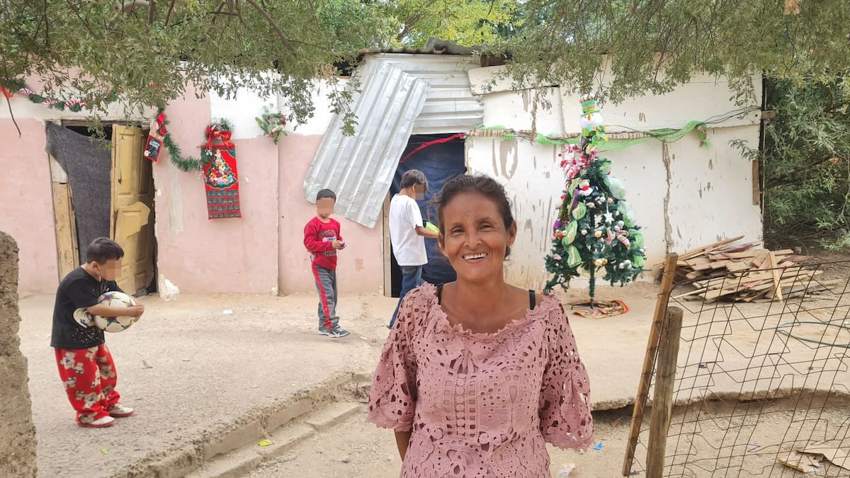 Itza busca cobijas para proteger del frío a cuatro niños que tiene a su cargo en la invasión Tres Reinas de Hermosillo