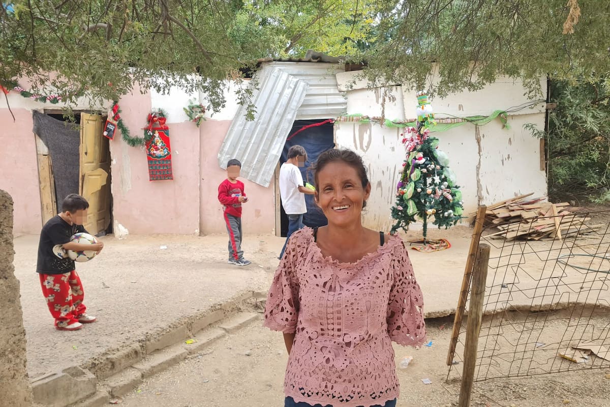 Itza busca cobijas para proteger del frío a cuatro niños que tiene a su cargo en la invasión Tres Reinas de Hermosillo