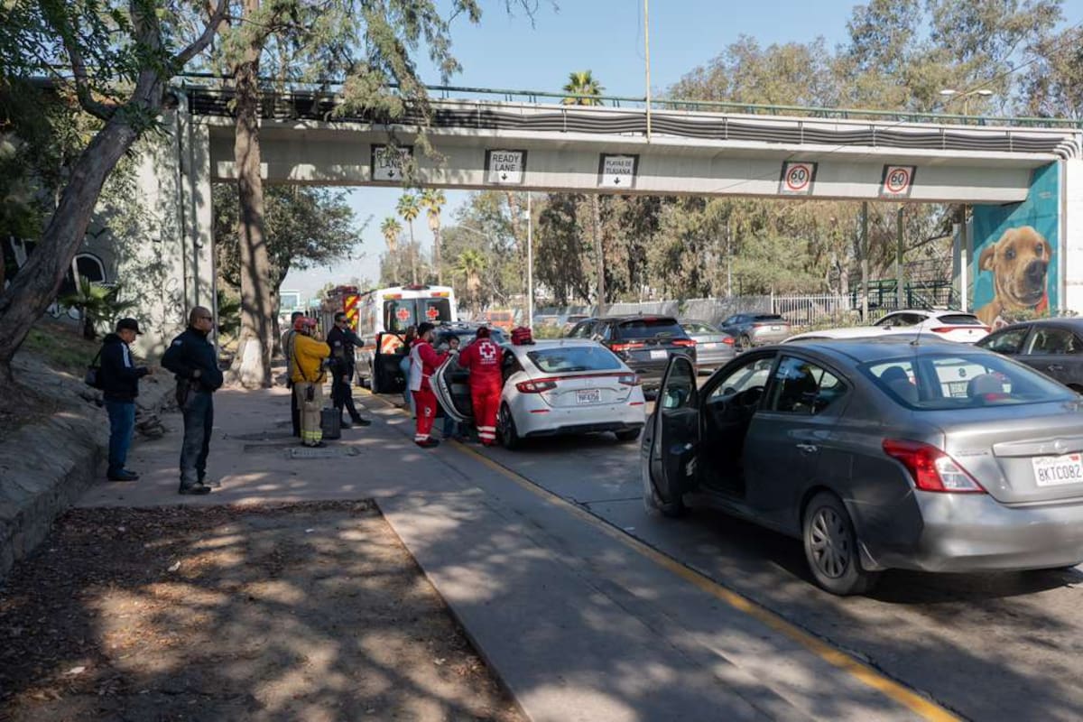 Carambola de tres vehículos causa retrasos en Vía Rápida Oriente de Tijuana