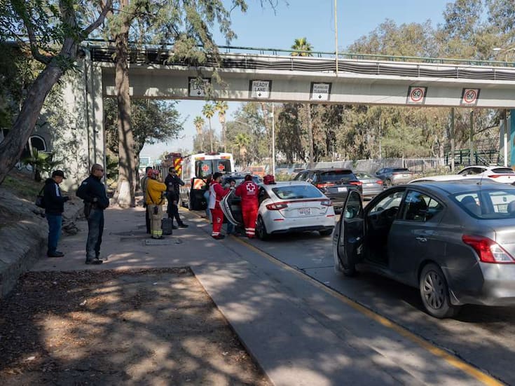 Carambola de tres vehículos causa retrasos en Vía Rápida Oriente de Tijuana