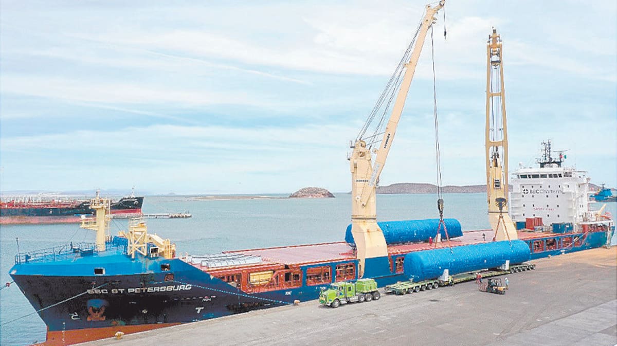 “DESCARGA DE TANQUES SOBREDIMENSIONADOS” PROYECTO ASIPONA / FORD
El pasado lunes 20 de mayo, se comenzó con la descarga de dos tanques sobredimensionados de casi 100toneladas c/u, (99,200 tns) provenientes del puerto de Taicang en China y a bordo del buque BBC ST. Petersburg, mismo que atracó en el Tramo 3. La maniobra de retiro de ambas piezas quedó a cargo de la empresa DSV para su traslado a destino donde serán utilizados para la contención de gas licuado.